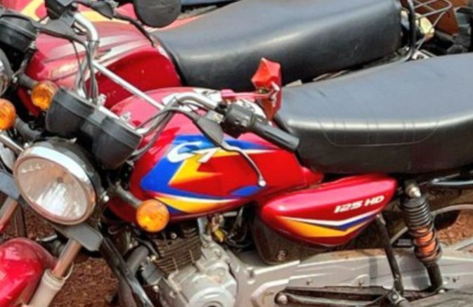Police ekutte abantu 4 abagambibwa okubba pikipiki ku police ye Kasangati – babasanze n’endala enzibe