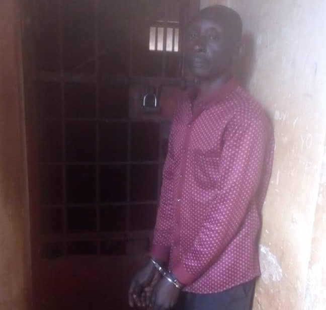 Police ekutte taata abadde asiba omwana ku muti n’amutulugunya e Buikwe