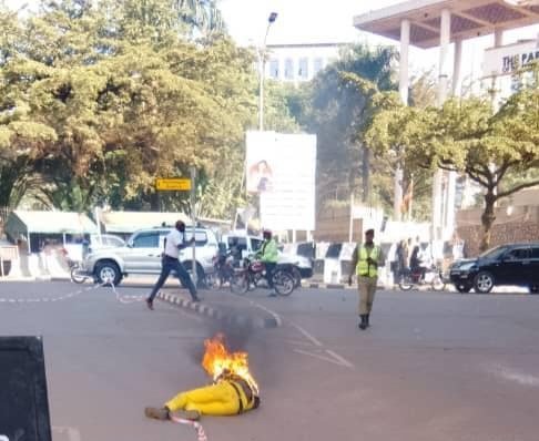 Police etaasizza omusajja eyeyiyeeko amafuta neyekumako omuliro okumpi ne parliament ya Uganda