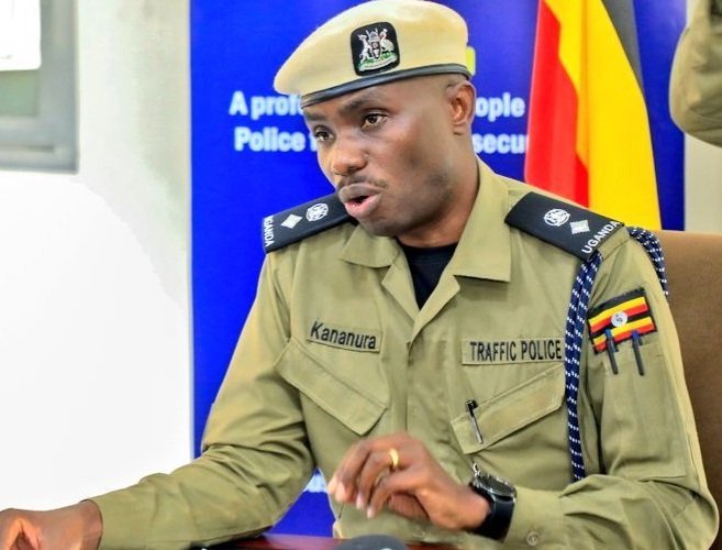 Police eyigga omuzadde agambibwa nti yakkirizza omwana ow’emyaka 6 okuvuga emmotoka – erabudde abavuga ebidduka nga tebalina bisaanyizo batwalibwa mu kkooti butereevu