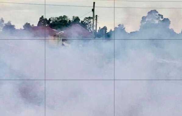 Police ye Gomba ekubye omukka ogubalagala n’amasasi mu bbanga – ng’egumbulula abantu ababadde bagala okutta omusajja ateeberezebwa okutta mugandawe