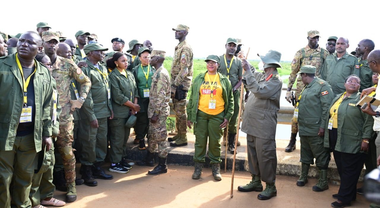 President Museveni alabudde ababaka ba parliament abaggya abanenyigira mu nguzi wakubakwasa n’omukono ogw’ekyuma – abasuubizza buli omu obukadde bwa shs 100 okwekubako enfuufu
