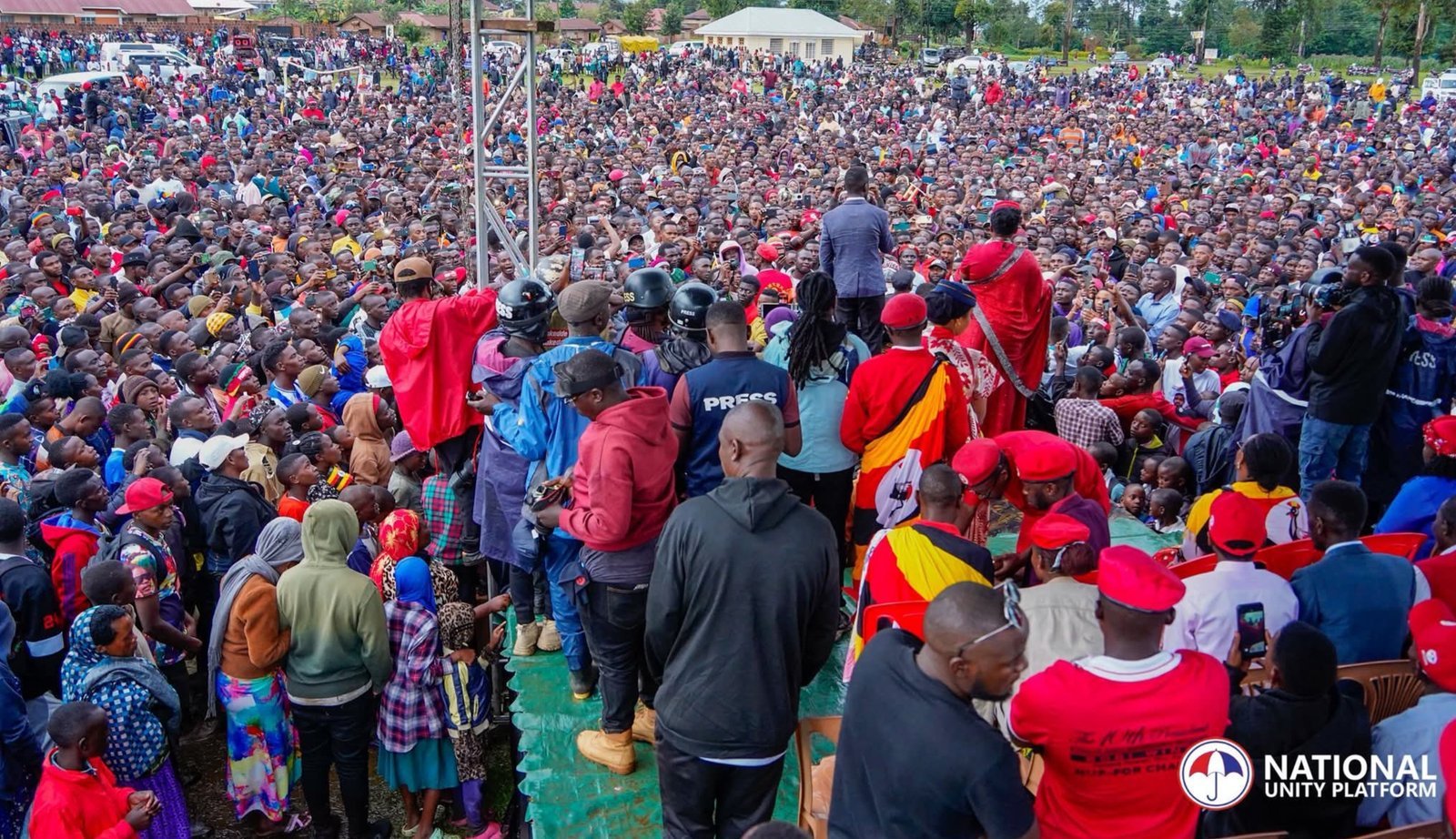 President wa NUP Kyagulanyi Ssentamu ayimirizza abantu ababadde bamuwerekera okuva mu bitundu ebyenjawulo okugenda mu birala gyakubira enkuηaana – agambye nti bagudde mu lukwe lw’okubakwata