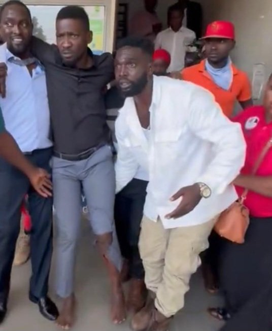 President wa NUP Robert Kyagulanyi atuusiddwako obuvune  police bwebadde emugumbulula n’abawagizi be e Kira – balumiriza nti yandiba ng’akubiddwa essasi mu kugulu