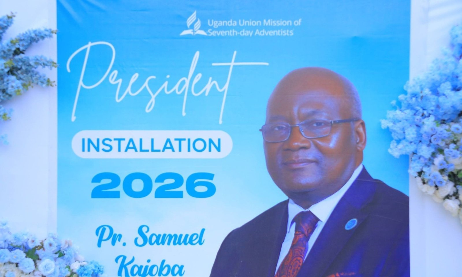 Samuel Kajoba atuuziddwa nga Ssaabalabirizi w’ekkanisa y’Abadvent omuggya  – atuuziddwa Dr.Moses Maka Ndimukika gw’addidde mu bigere