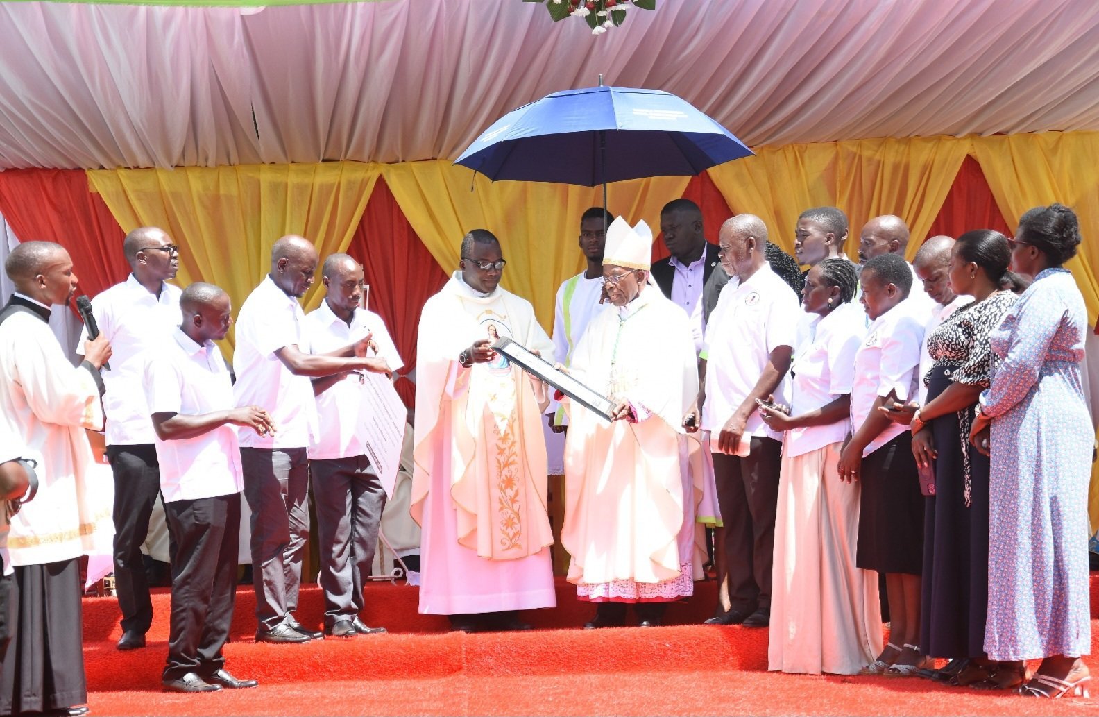 Ssaabasumba atongozza ekibiina kya bannamawulire  – Kampala Archdiocese Journalists’ Association
