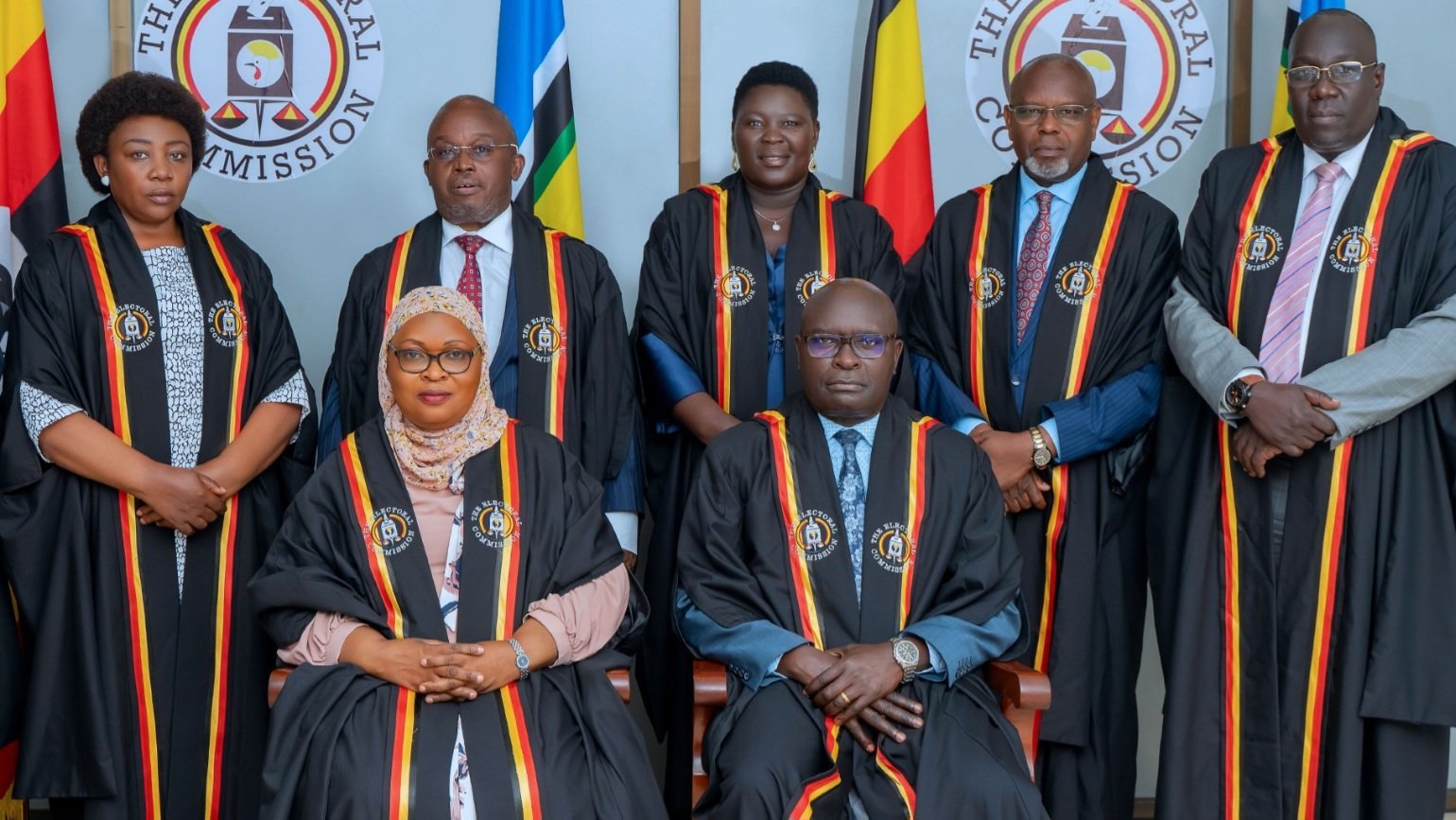 Ssentebe w’akakiiko k’okulonda Simon Byabakama n’akakiiko ke balekukidde emirimu – ekisanja kiweddeko