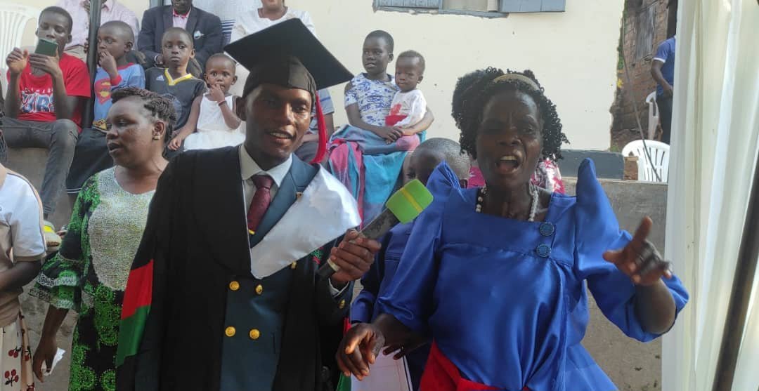 Ssuubi Henry yebazizza kitaabwe olw’okubalondera maama omukozi abasobozesezza okusoma