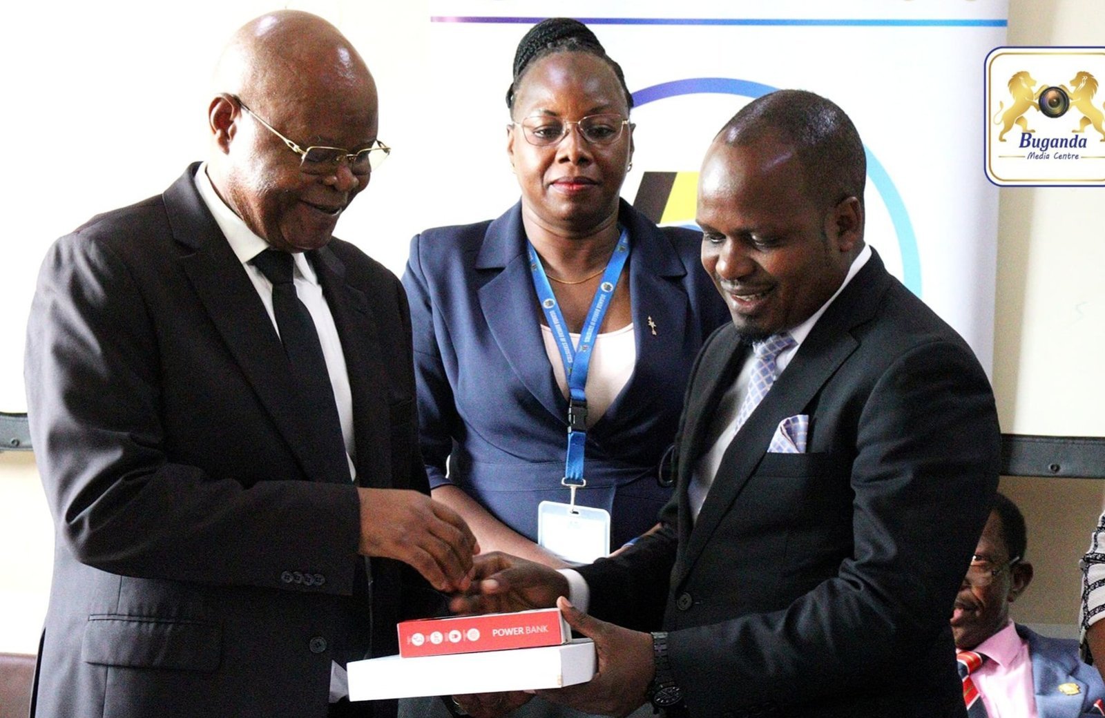 UBOS ewaddeyo computer ekika kya Tablets 1000 eri Obwakabaka bwa Buganda n’obukulembeze bw’ennono obwenjawulo