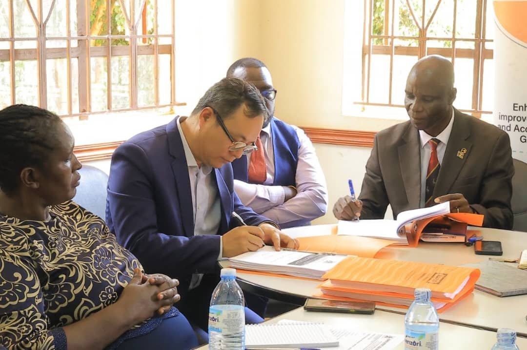 Wakiso kyaddaaki etadde omukono ku ndagaano ne kampuni ya China okukola oluguudo lwe Ssentema