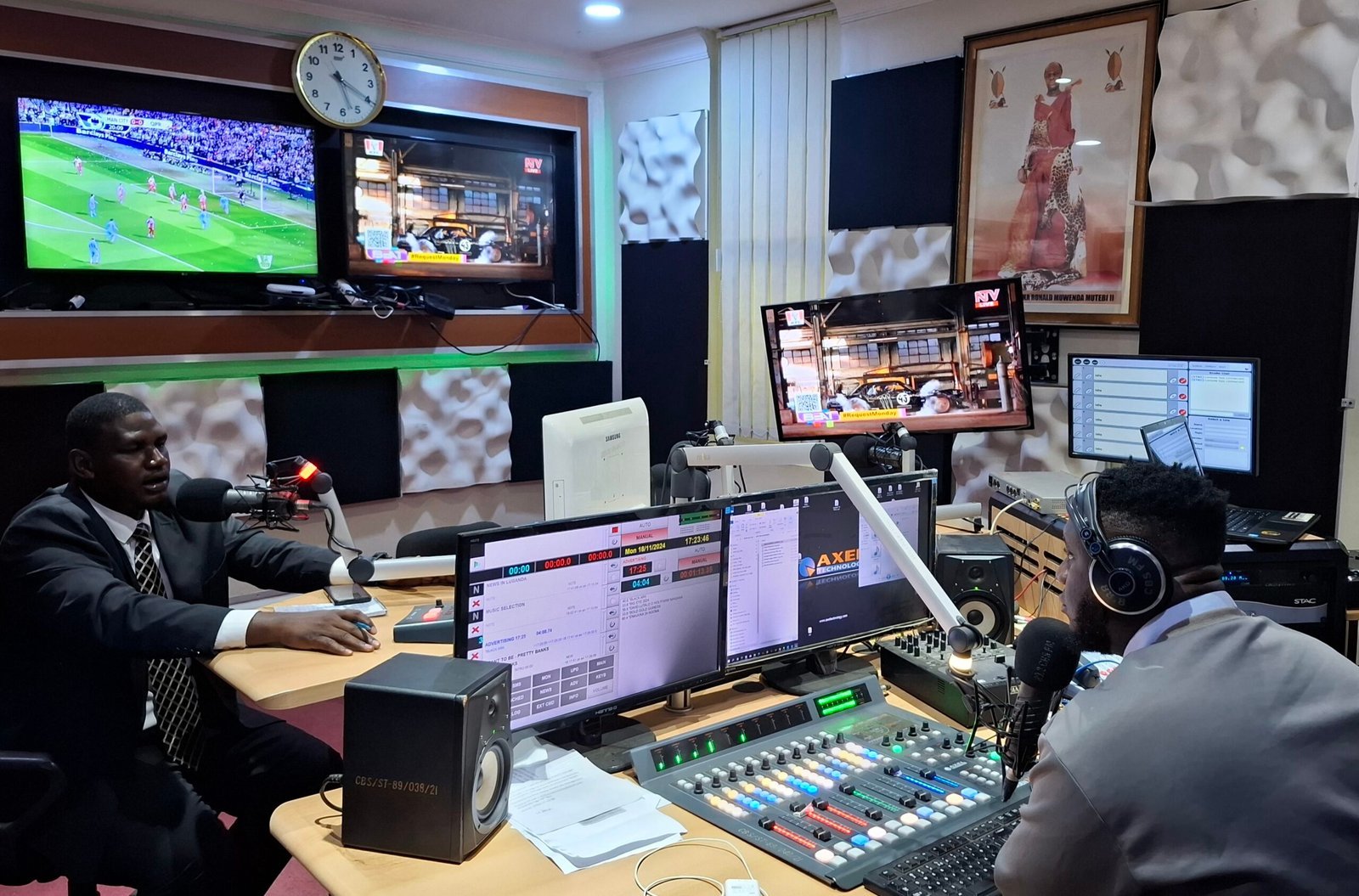 Wale Wale mu Evenning Cruz ku 89.2 ne munnamateeka Arthur Isiko okuva mu Uganda Law society